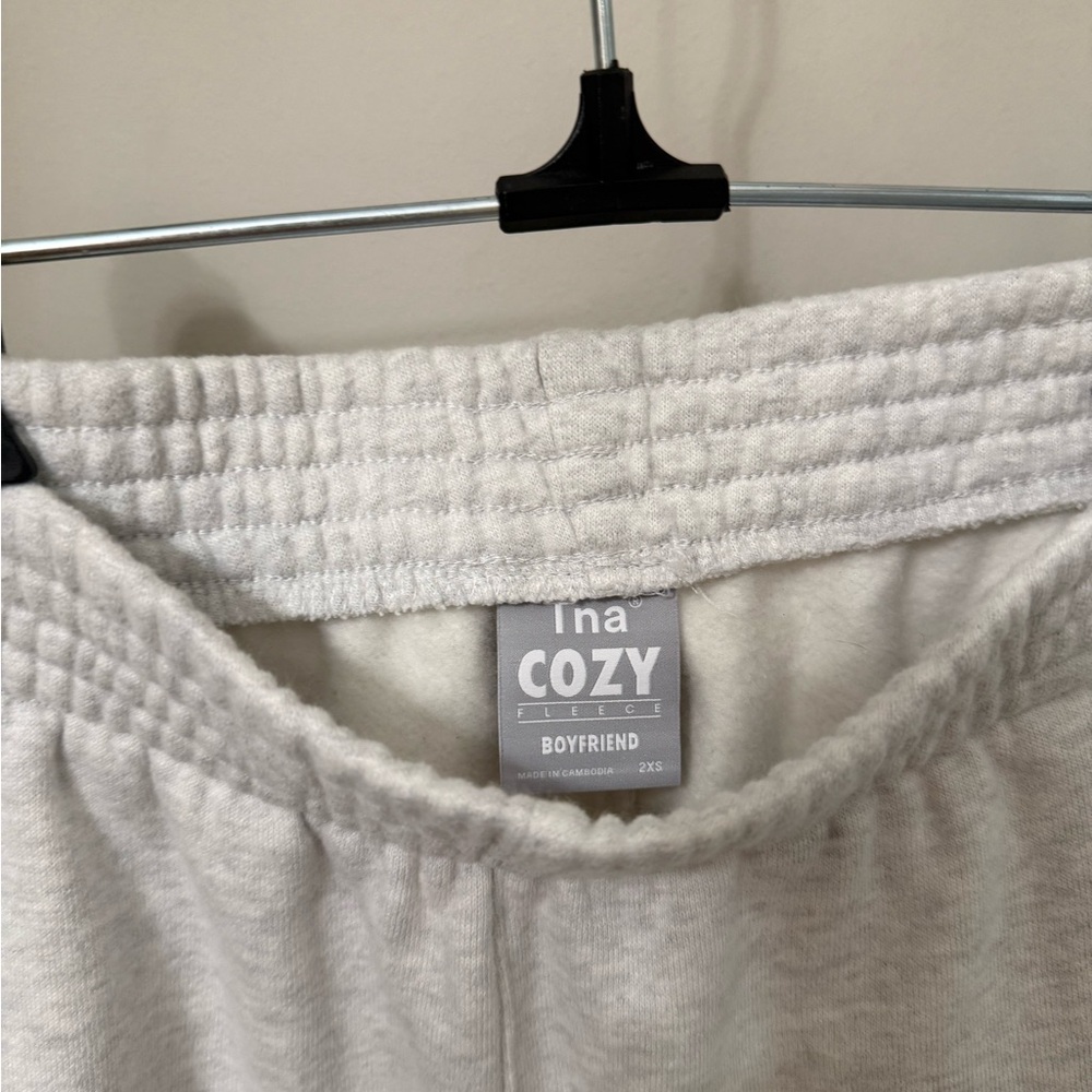 Aritzia TNA boyfriend cozy fleece sweatpants - Picture 2 of 2